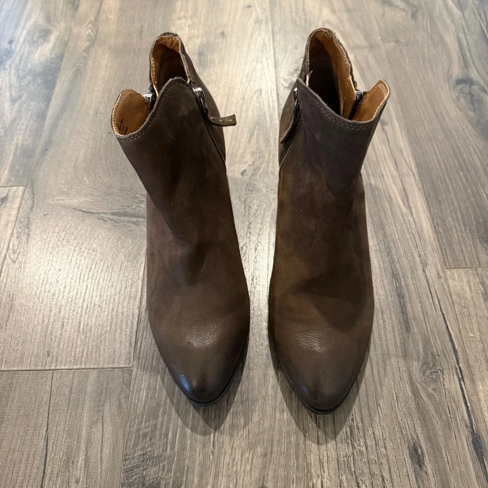 Frye Judith Zip Bootie ankle boots 9M‎ Brown Leather Stacked Heel 3470014-DBN